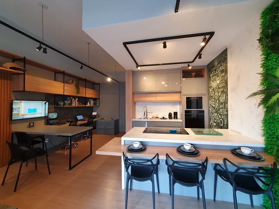 Ilha da cozinha do showroom com tampo claro e banquetas pretas